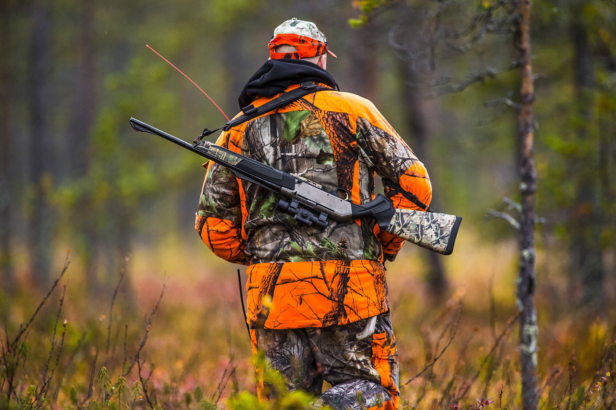 Chasseur avec un fusil de chasse polyvalent en calibre 12 sur le terrain