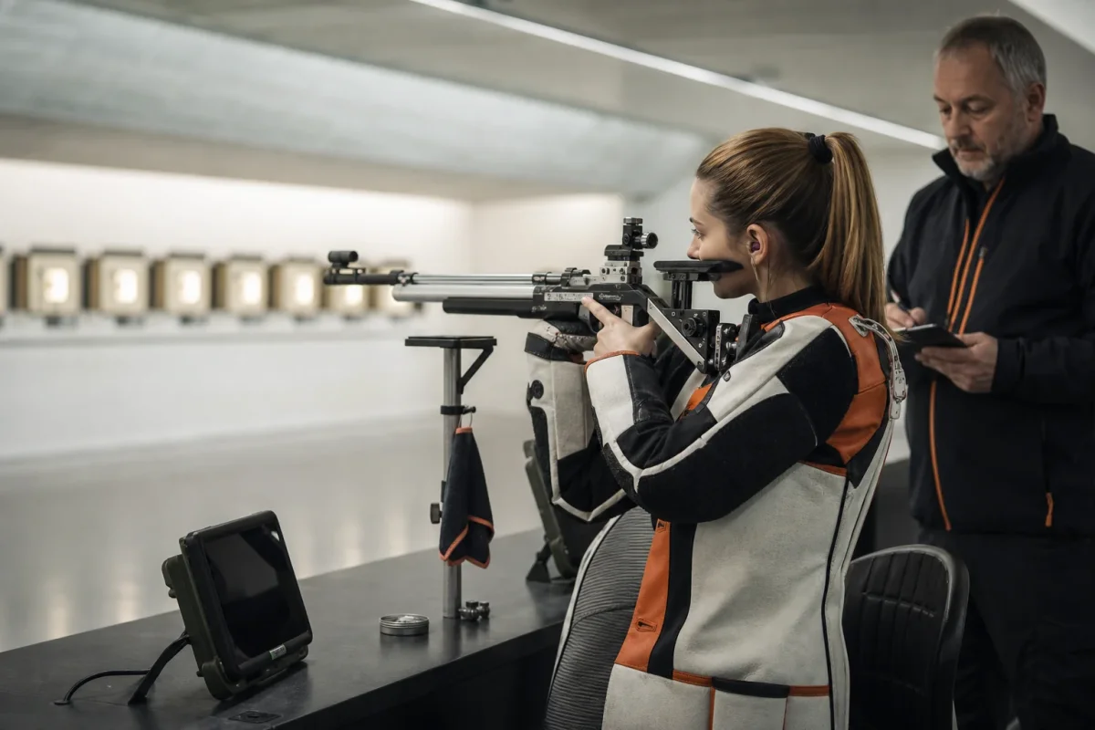 Tireuse sportive à la carabine en entraînement dans un pôle haut niveau