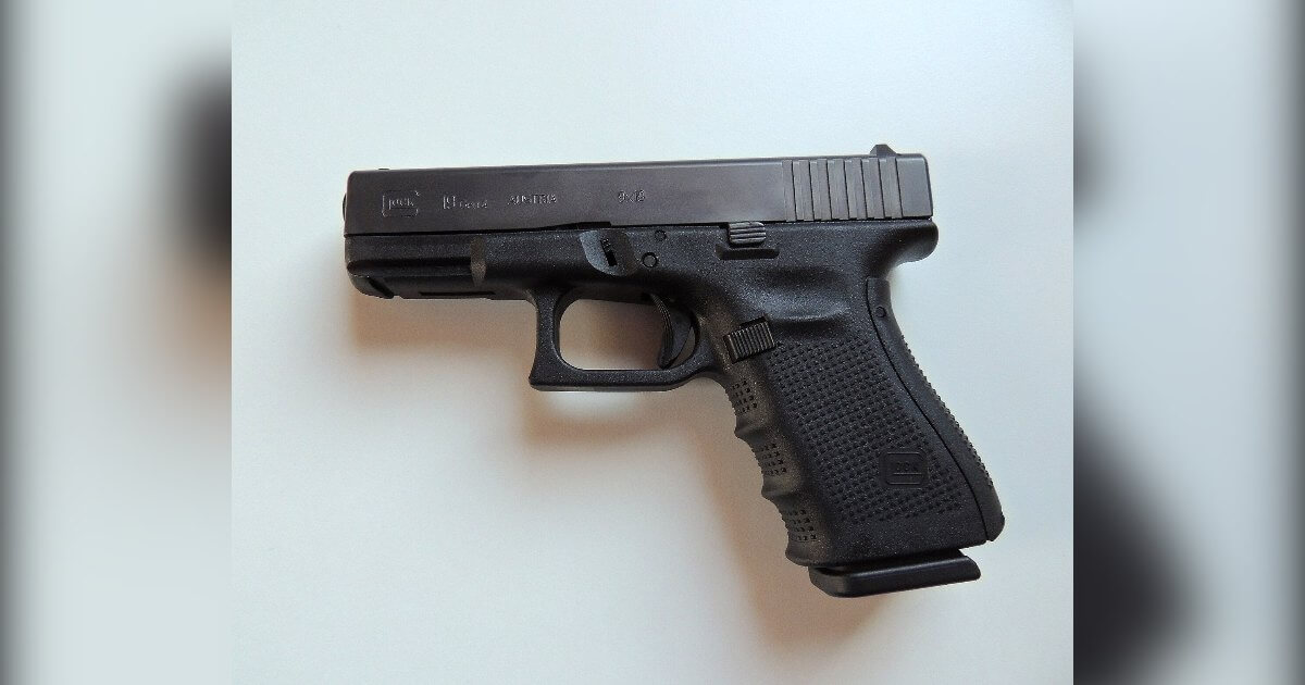 Glock 19 Gen 4 en calibre 9x19, vue latérale sur fond clair
