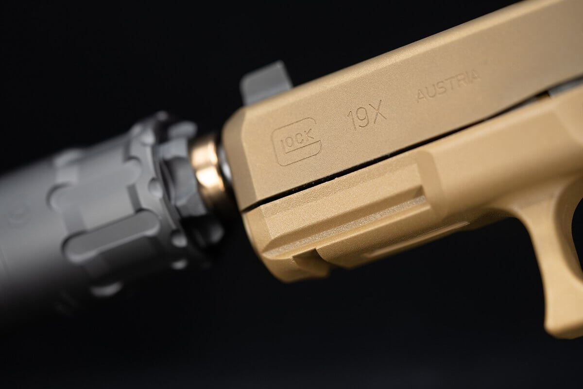 Glock 19X MOS à canon fileté équipé d'un modérateur de son de 9 mm