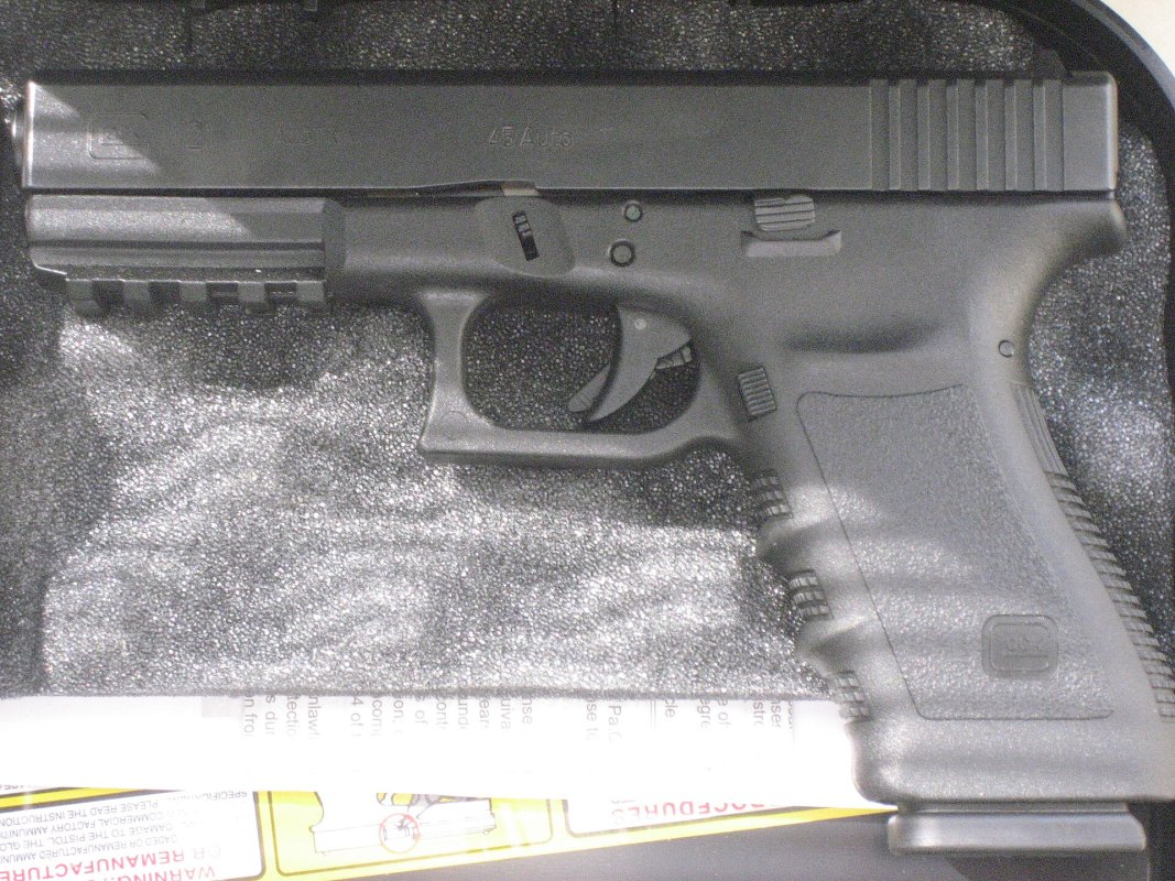 Glock 21 SF en calibre .45 ACP, vue laterale, marquage 45 Auto sur la culasse