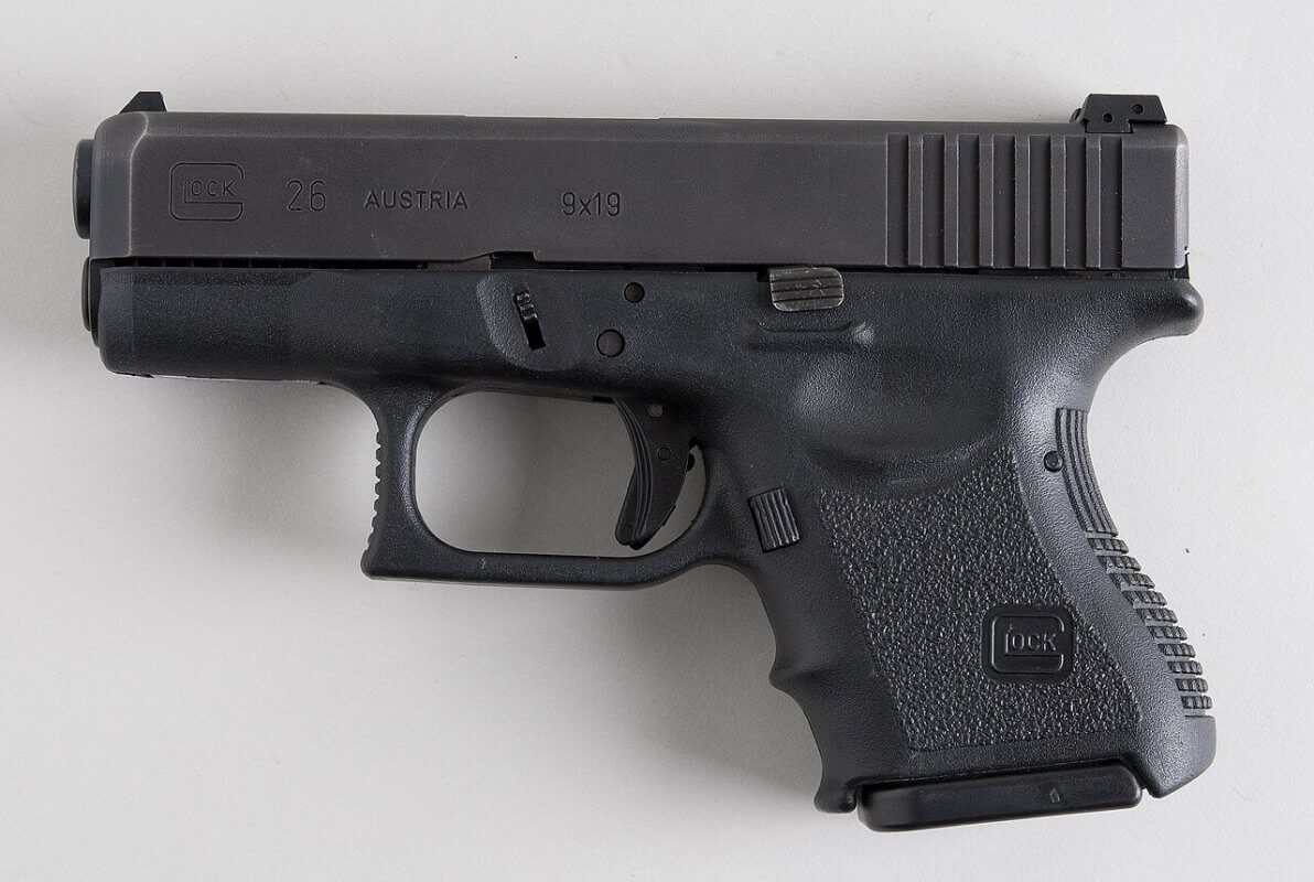 Glock 26 en calibre 9x19, vue latérale sur fond clair