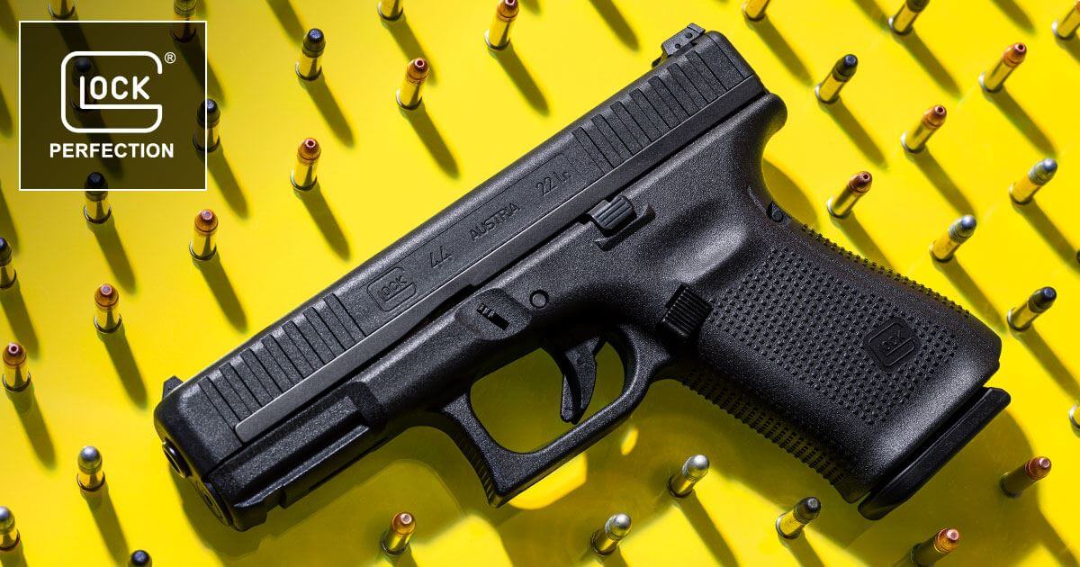 Glock 44 en calibre .22 LR, vue latérale sur un lit de cartouches