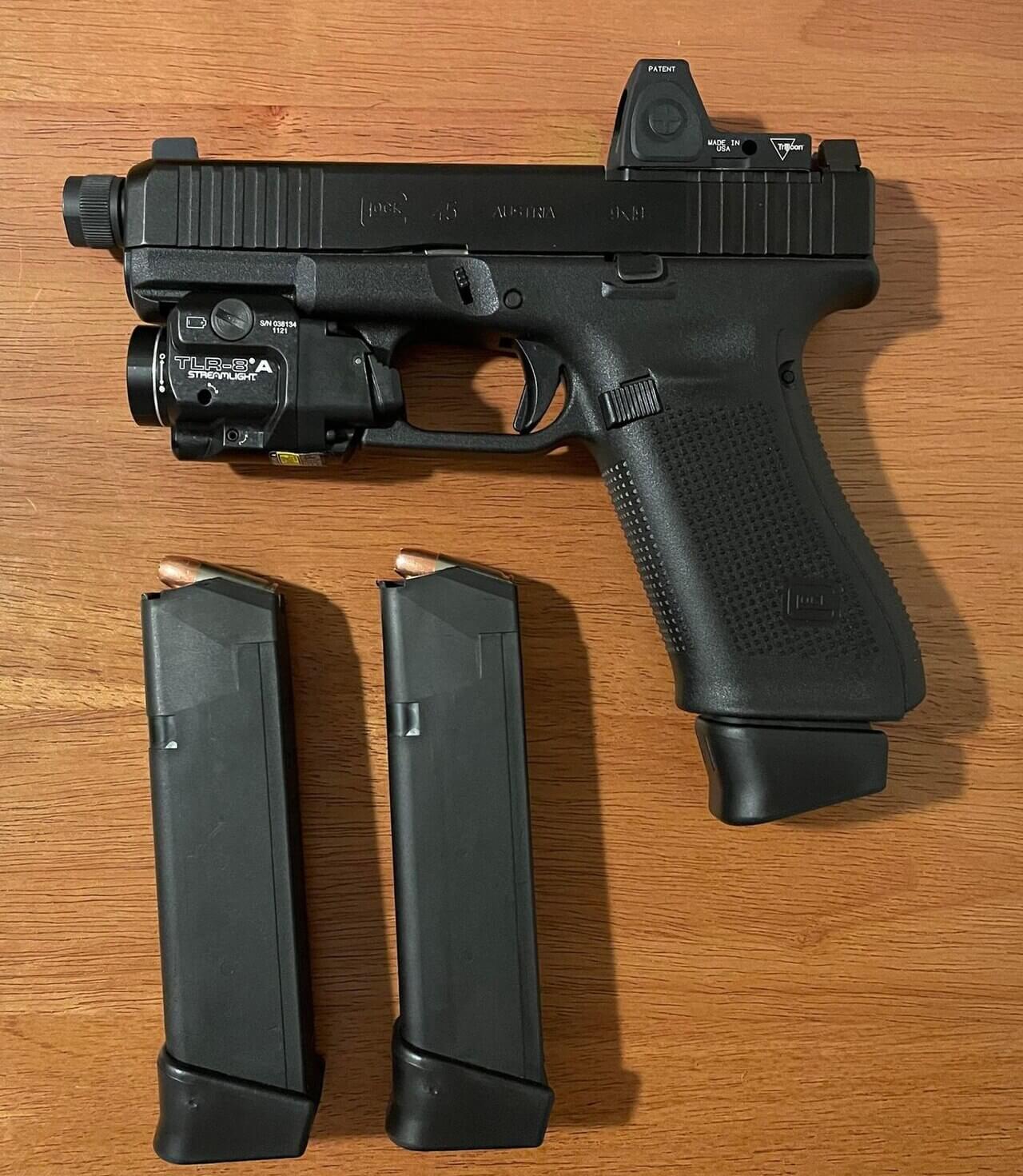Glock 45 équipé d'un point rouge et d'un canon fileté