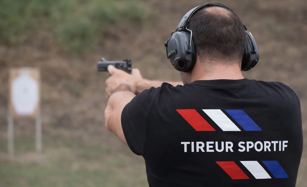 Tireur sportif portant un t-shirt Passion Tir