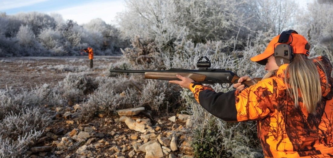 Chasseuse epaulant une Browning BAR 4X en battue point rouge givre matinal