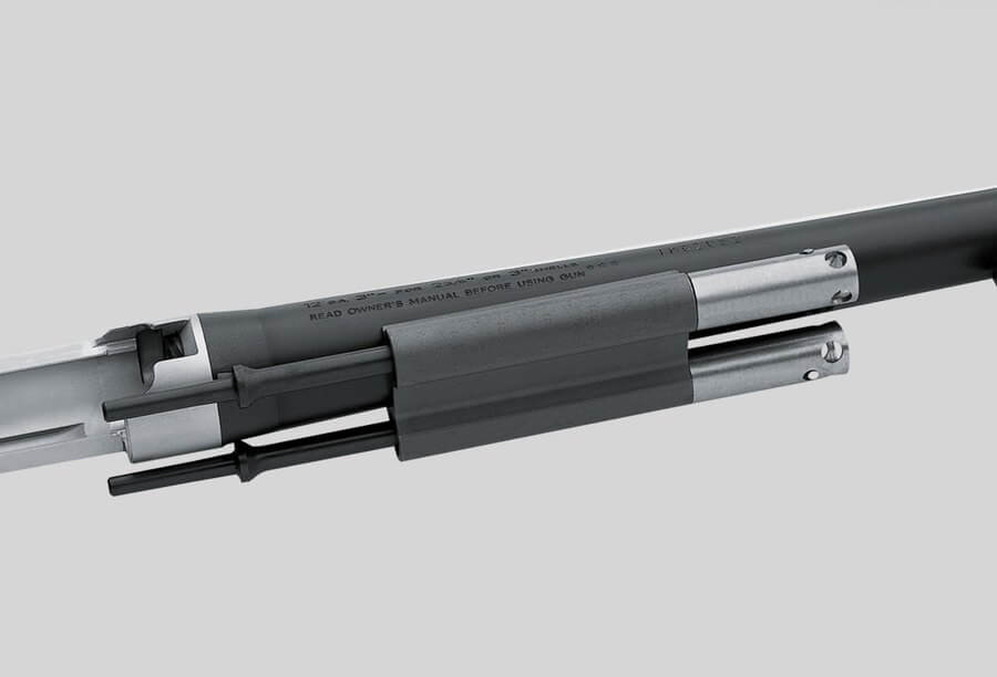 Les deux pistons inox du système A.R.G.O. du Benelli M4 sous le canon près de la chambre