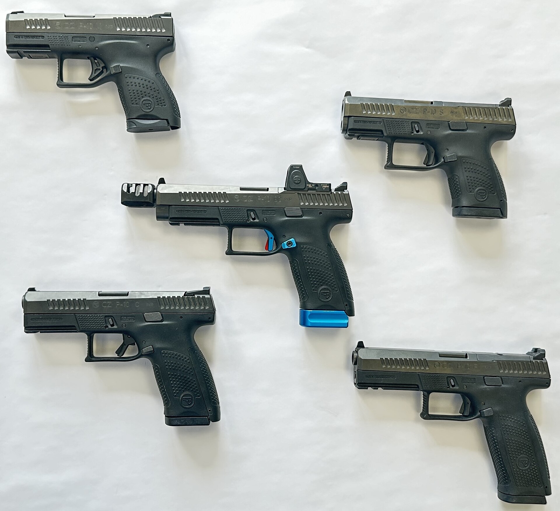 Gamme CZ P-10 alignée, du P-10 M au P-10 F
