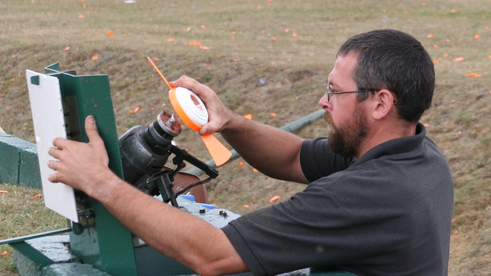 Poste de tir et fosse de lancement sur un stand de ball-trap
