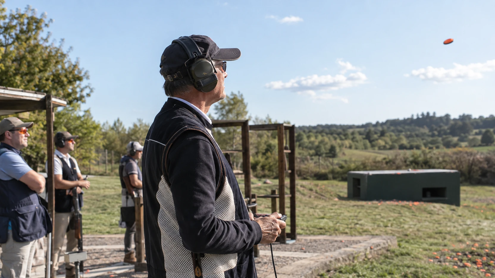 Concours de ball-trap sous licence FFBT avec les tireurs au pas de tir