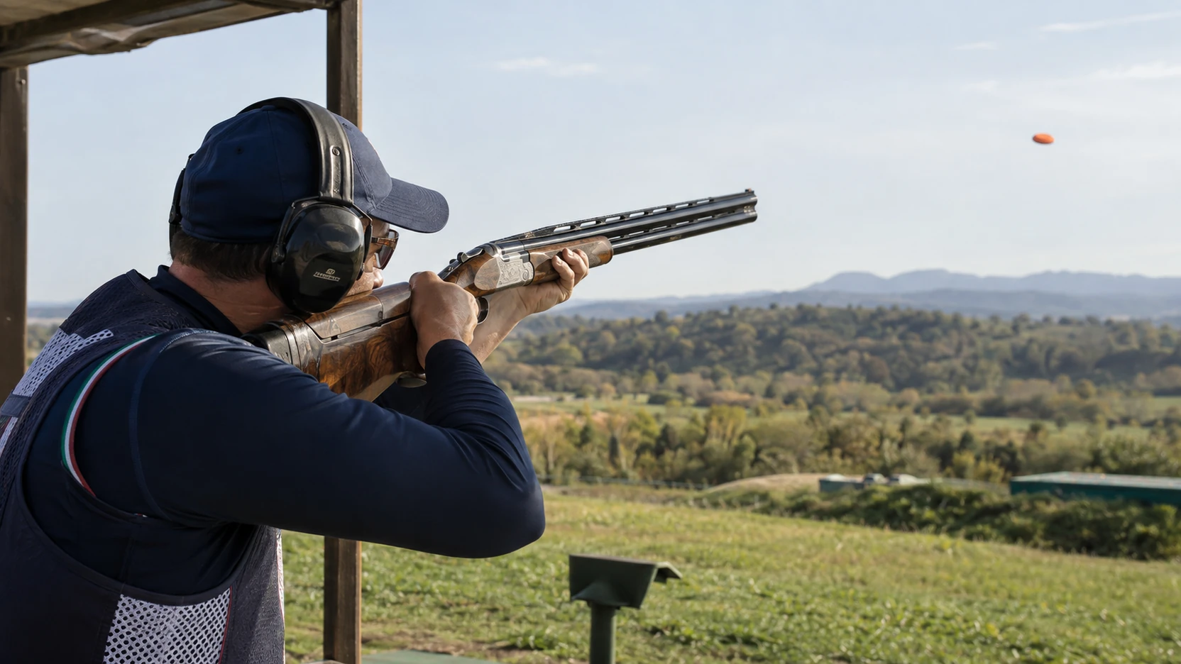 Fusil superposé Beretta de ball-trap posé sur un rack au pas de tir
