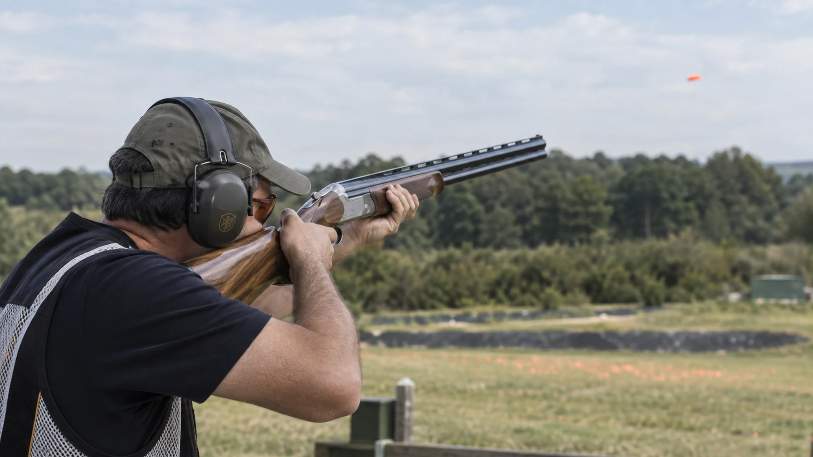 Fusil superposé Browning de ball-trap ouvert sur un rack au pas de tir