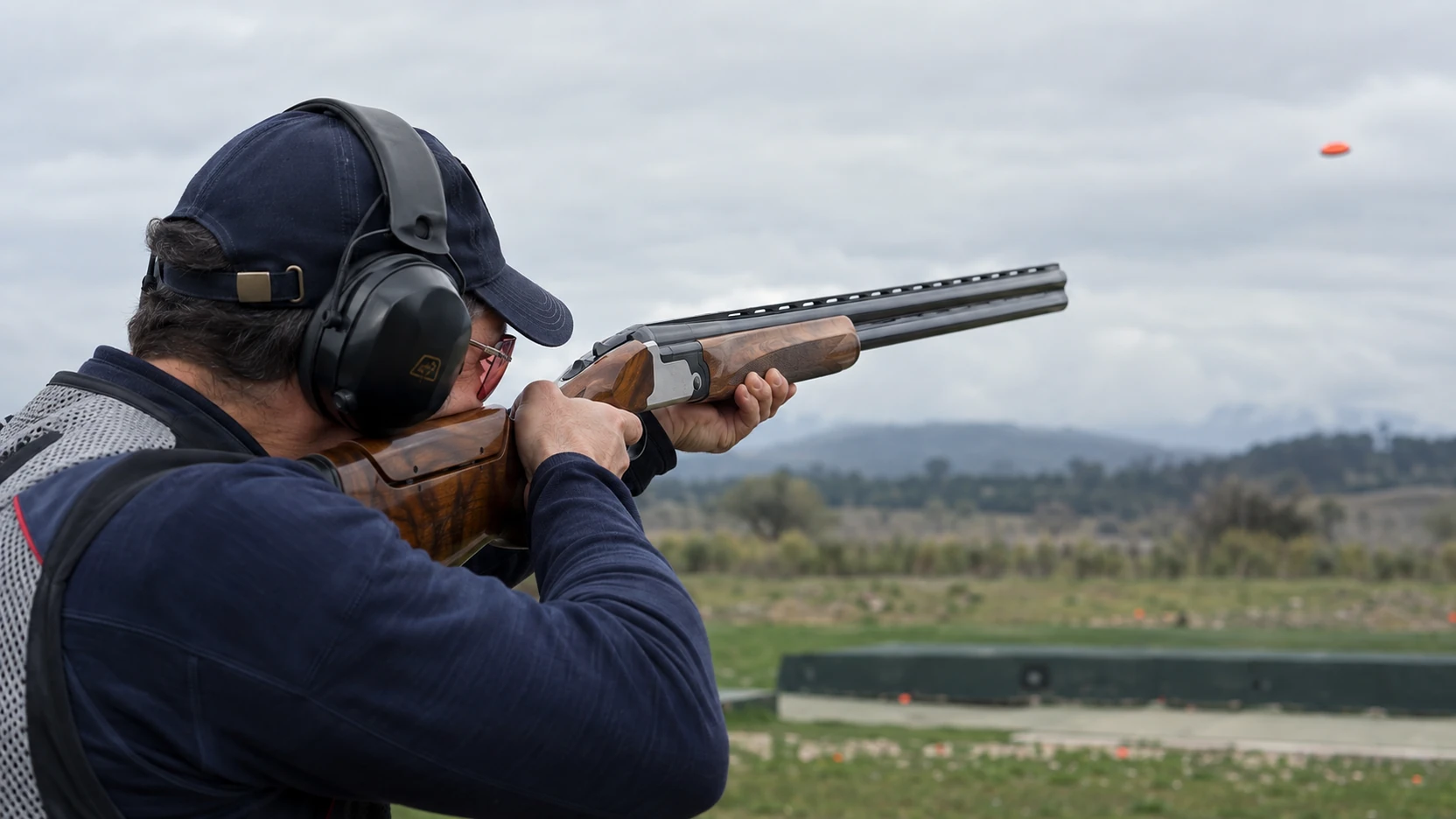 Fusil superposé Perazzi de ball-trap dans sa mallette de transport