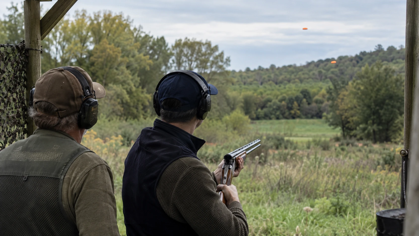 Poste de parcours de chasse en terrain boisé avec le tireur fusil bas avant l’appel du plateau