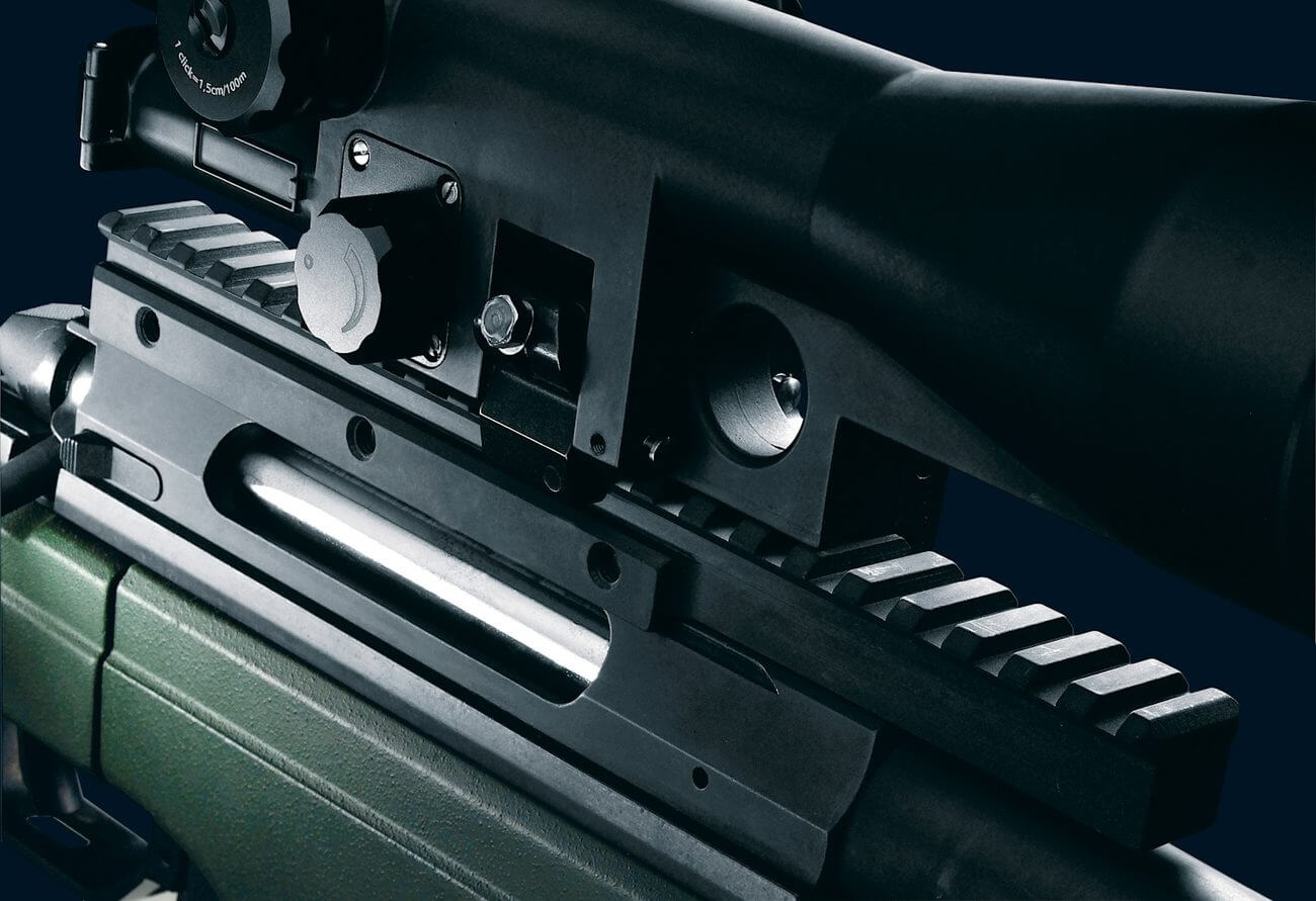 Detail du boitier ferme d'une Sako TRG avec ses rails axiaux de 17 mm integres et un rail Picatinny rapporte