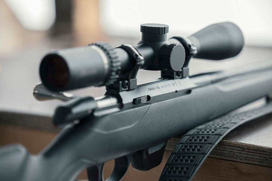 Boîtier de Tikka T1x avec son rail 11 mm intégré et une lunette montée sur colliers