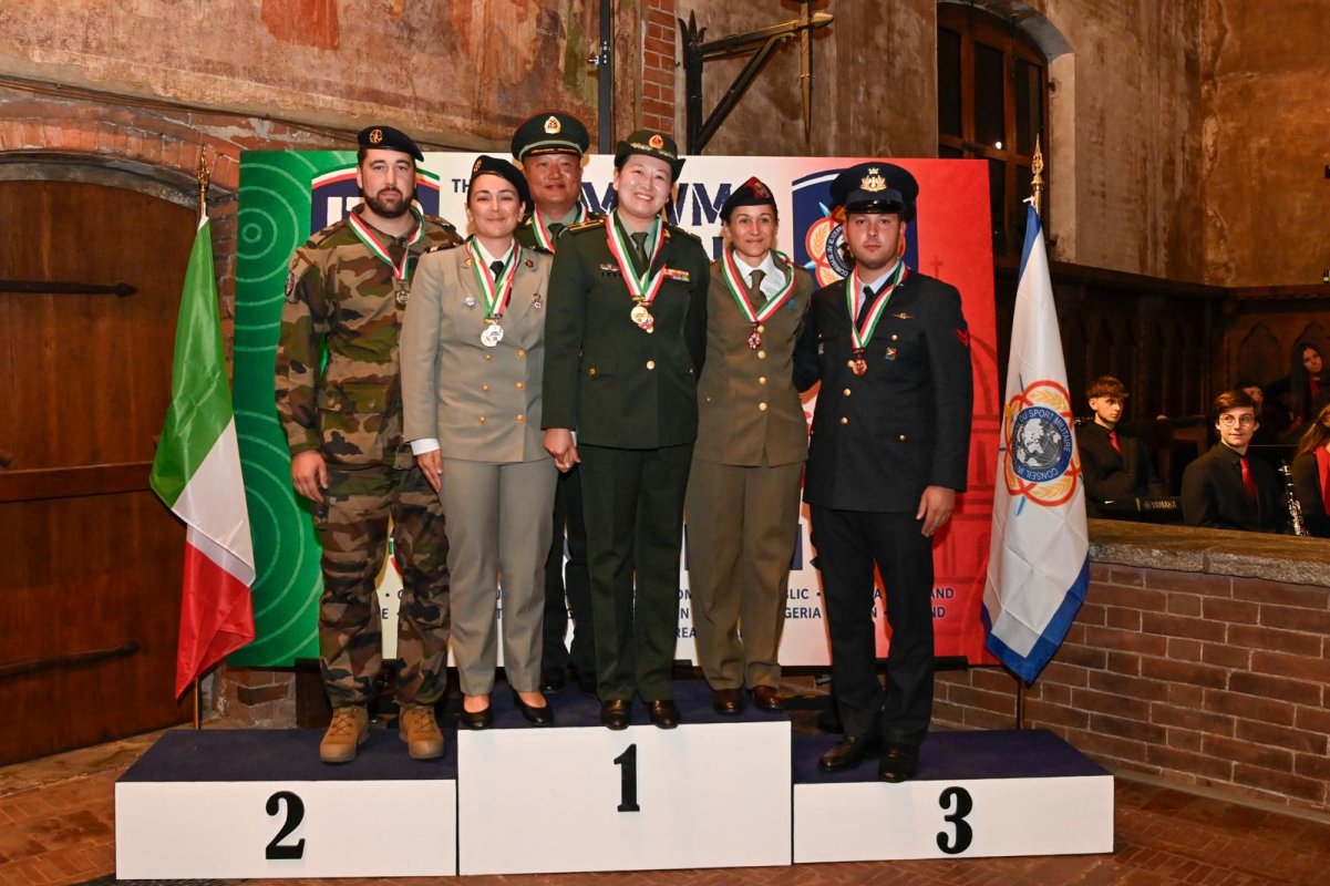 Podium du skeet mixte aux Mondiaux militaires de Cameri 2026, avec les équipes chinoise, française et italienne